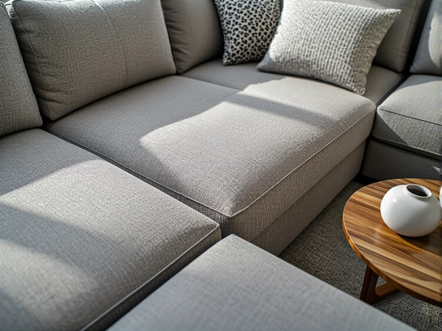 Stoliki modułowe w kawiarni umożliwiające szybką rearanżację wnętrza lokalu.