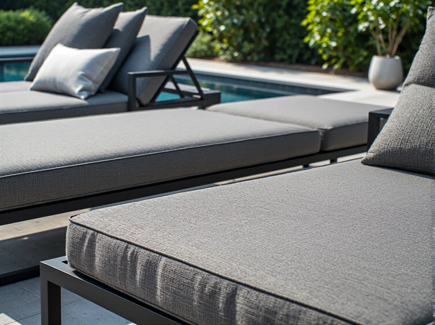 Wygodne leżaki basenowe z regulowanym oparciem, zapewniające komfortowy wypoczynek.